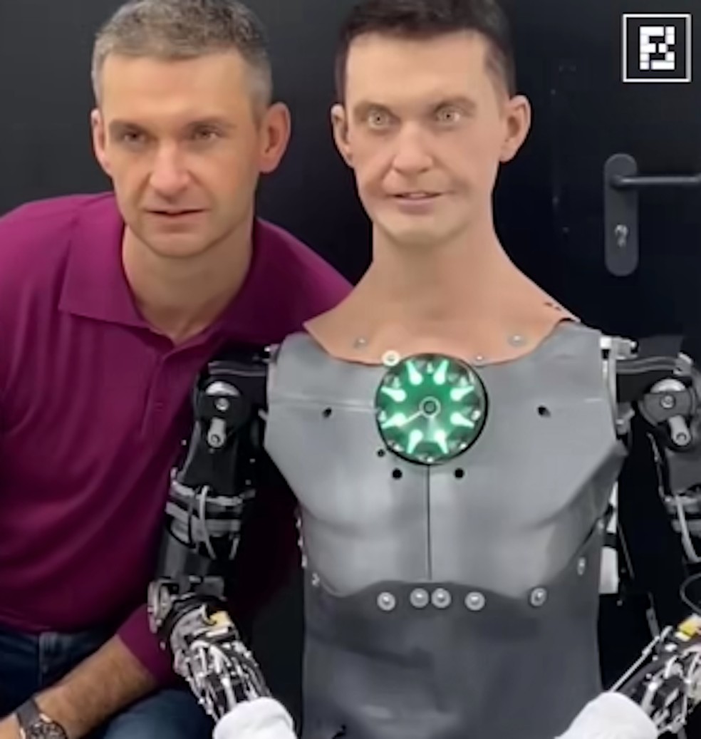 Criador e criatura: Alexei Yuzhakov, co-fundador da Promobot, e o robô Alex, que tem o seu rosto — Foto: Facebook / Fossbytes / Reprodução