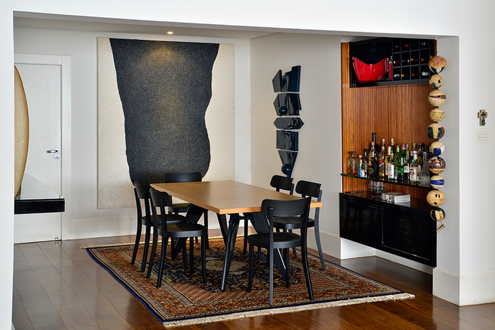 Nem sempre as cadeiras precisam combinar com a mesa de jantar, como neste projeto da arquiteta Gigi Gorenstein  — Foto: Rogério Medeiros / Divulgação