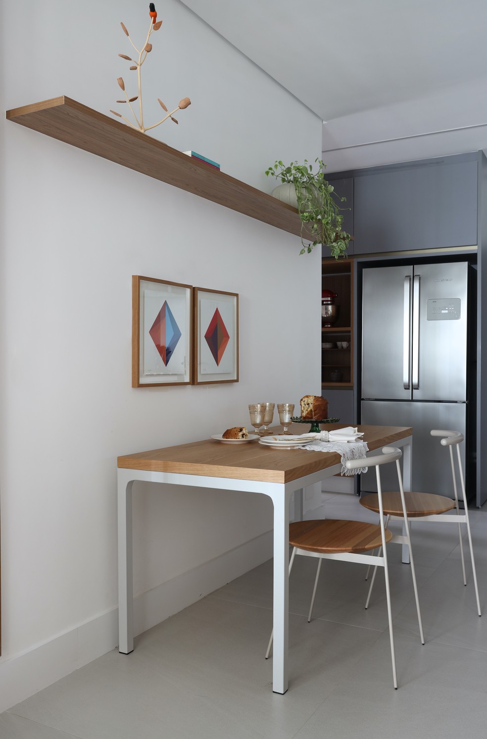 Apartamento elegante e minimalista é projetado para receber com conforto