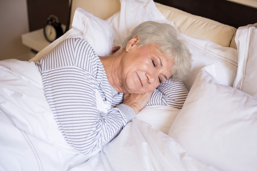 Pesquisa indica que idosos maiores de 65 anos precisam dormir de sete a oito horas por noite — Foto: Freepik / Gpointstudio / Creative Commons