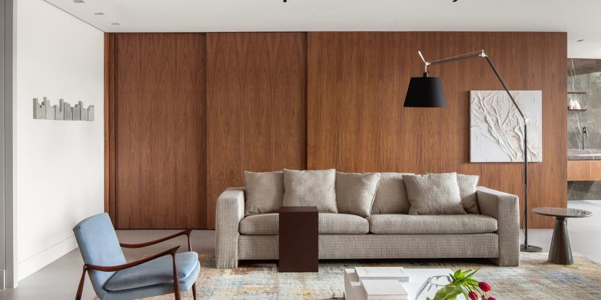 Tons neutros e painéis de madeira conferem clima sóbrio em apartamento