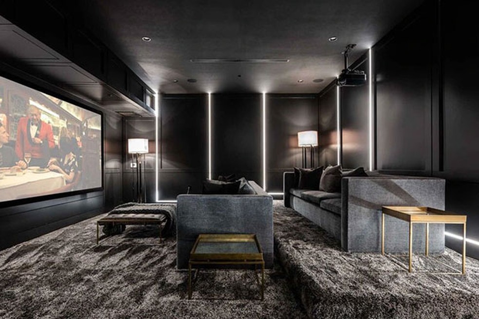 Sala de cinema da mansão — Foto: The Luxury Level/House & Home/Reprodução