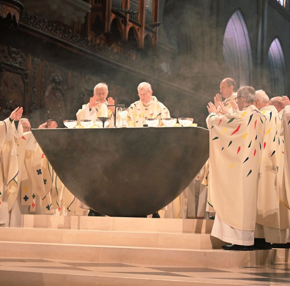 O estilista Jean-Charles de Castelbajac, que já trabalhou com Lady Gaga, desenhou os trajes da reinauguração para os clérigos católicos — Foto: Instagram/@dioceseparis/Reprodução