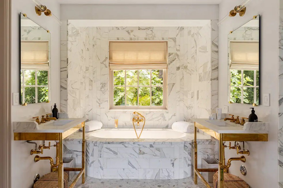 A banheira luxuosa chama atenção no espaço — Foto: Airbnb / Reprodução