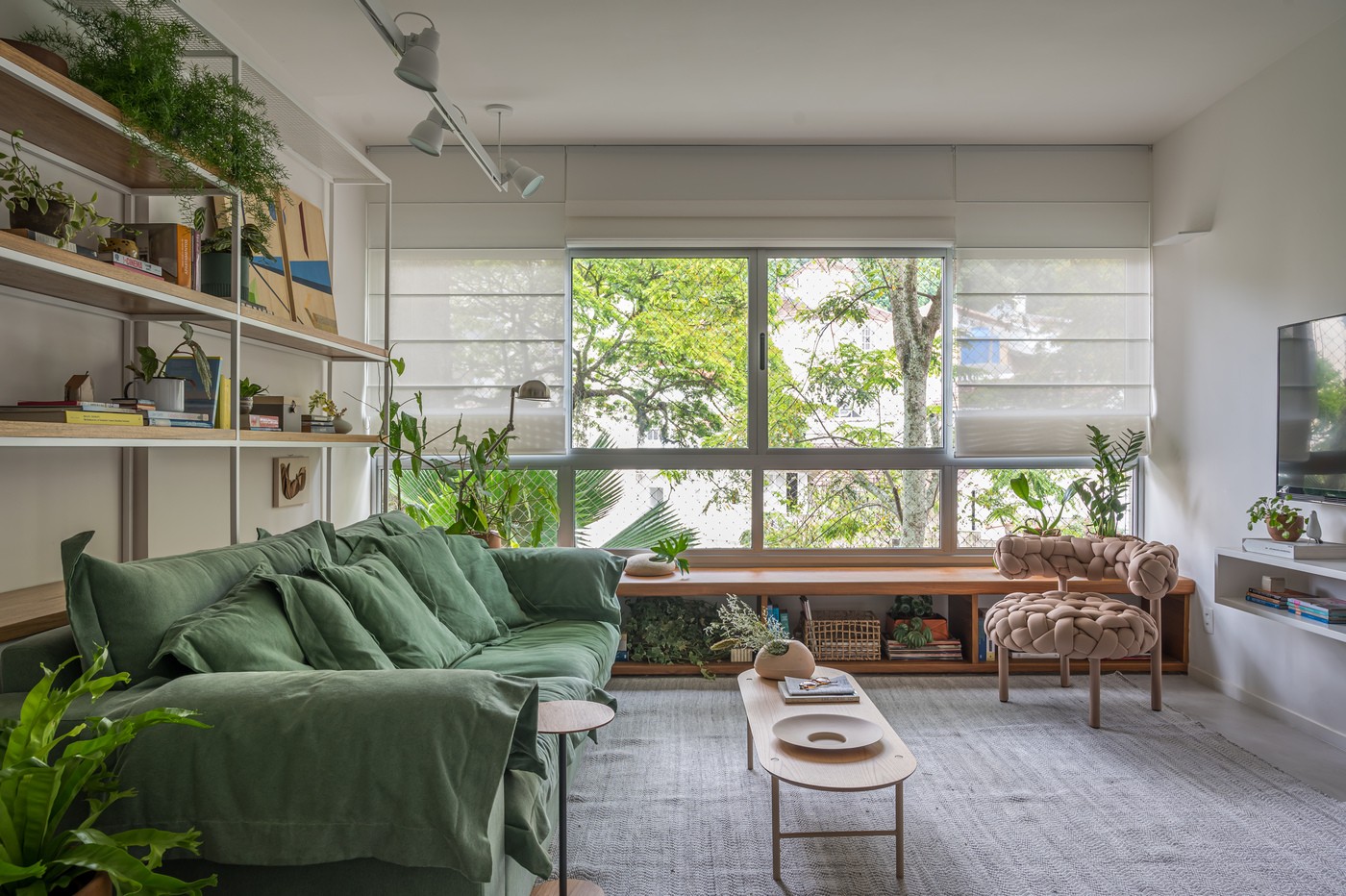 Apartamento com base neutra tem muita madeira e plantas na decoração