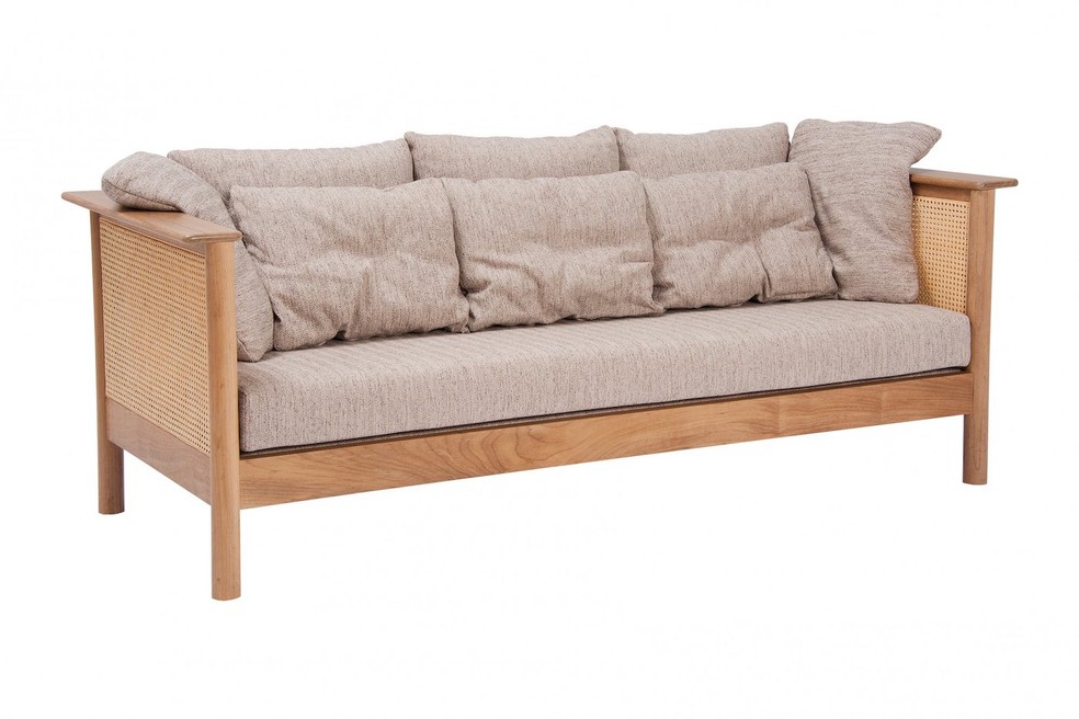 Versão residencial do icônico sofá "Conversadeira" de madeira e palhinha — Foto: Schuster Móveis / Reprodução