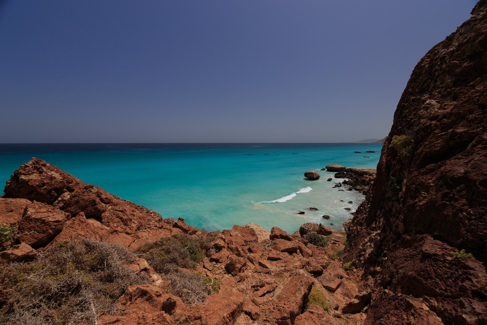 A terra árida de Socotra contrasta com as águas azuis do oceano Índico ao redor da ilha — Foto: Flickr / Valerian Guillot / Creative Commons