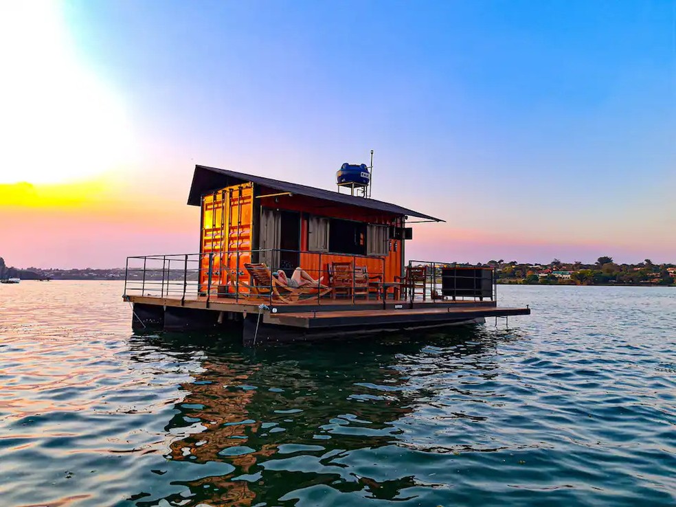 A casa flutuante em Brasília fica instalada no Lago Paranoá — Foto: Airbnb / Divulgação