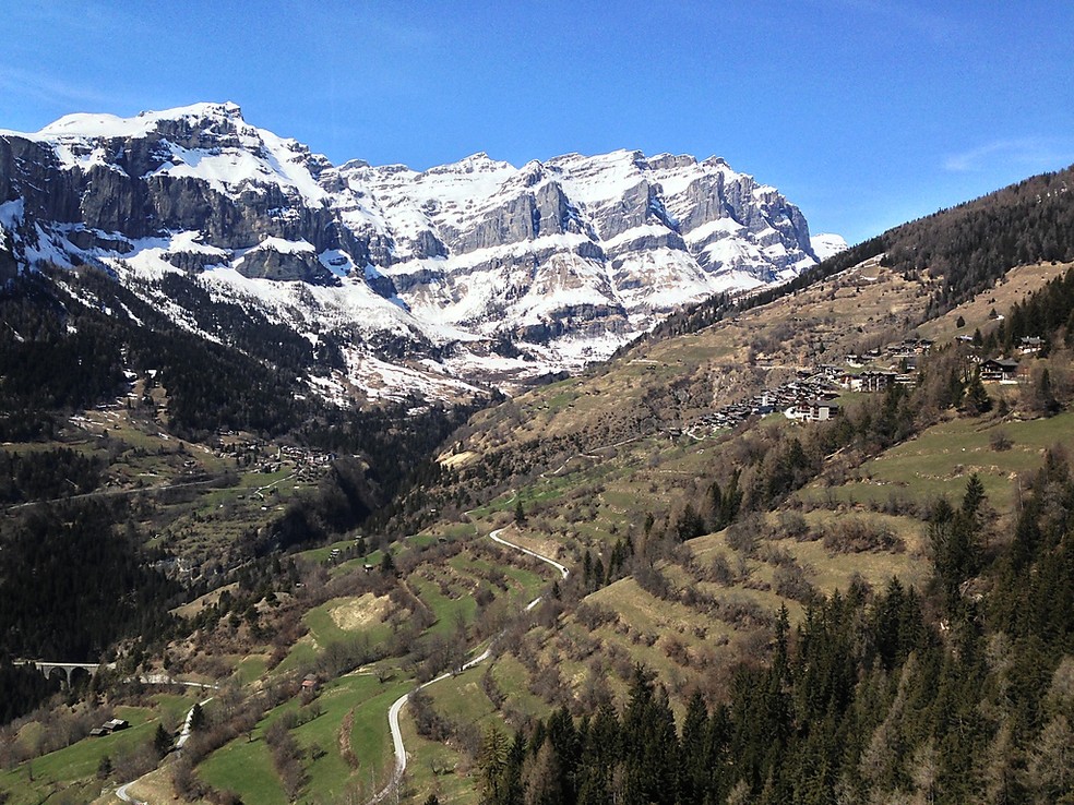 A cidade de Albinen, nos Alpes Suíços, paga R$ 170 mil para cada adulto que quiser morar no local e passar pelo processo seletivo — Foto: Flickr/Vasile Cotovanu/Creative Commons