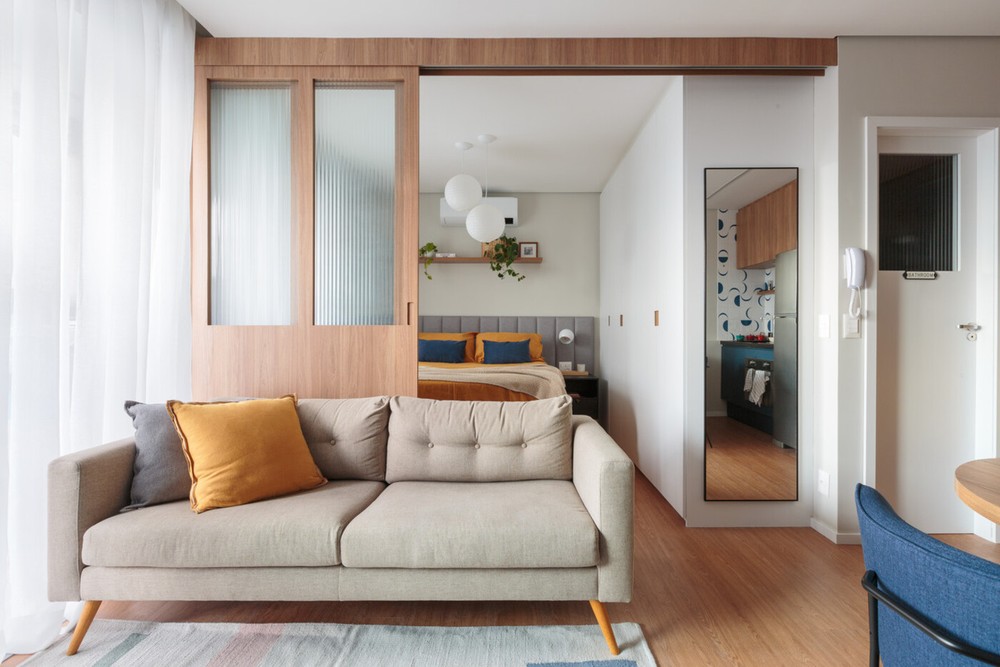 Apartamento de 42 m² tem boas soluções de marcenaria e integração