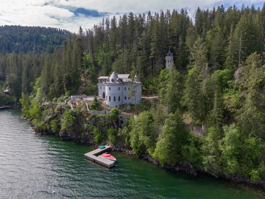 O castelo fica na margem do Lago Pend Oreille, que possui 70 quilômetros de extensão e é o quinto mais profundo do país.