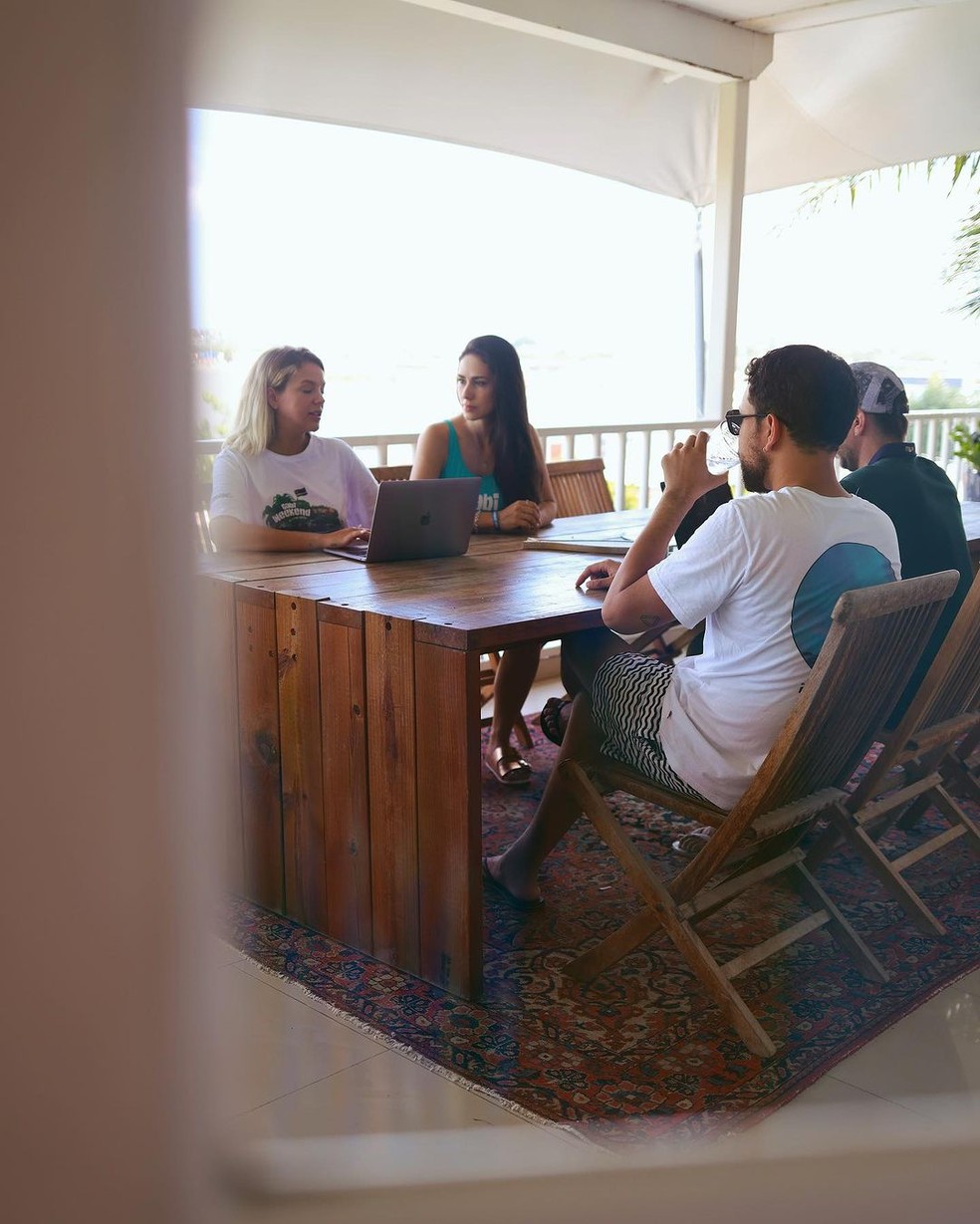 Gabi Lopes e sua equipe fazem reunião na mesa da varanda na Casarão Guest House, em Curaçao — Foto: Instagram / Reprodução