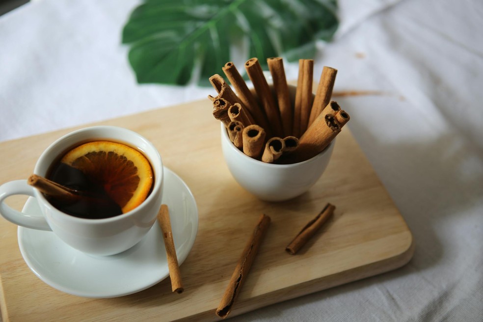 Com aroma agradável, o chá de canela pode ser uma opção para aliviar os sintomas de sinusite — Foto: Pexels/Ngô Trọng An/Creative Commons