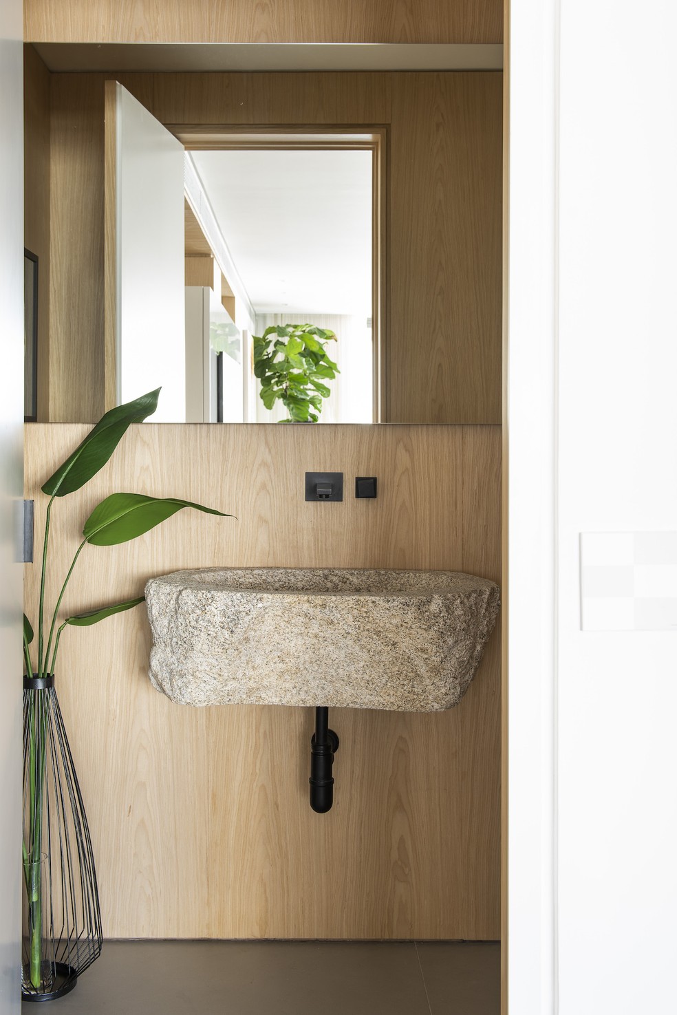 LAVABO | A cuba parece flutuar no lavabo do apartamento e parece um objeto de design — Foto: Salvador Cordaro / Divulgação