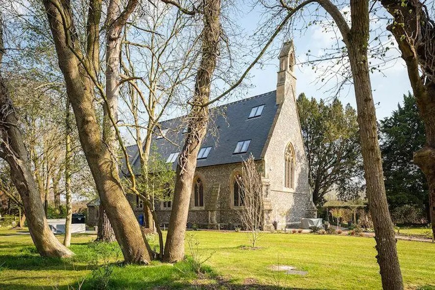 A simpática igreja antiga se transformou em uma moderna e luxuosa residência