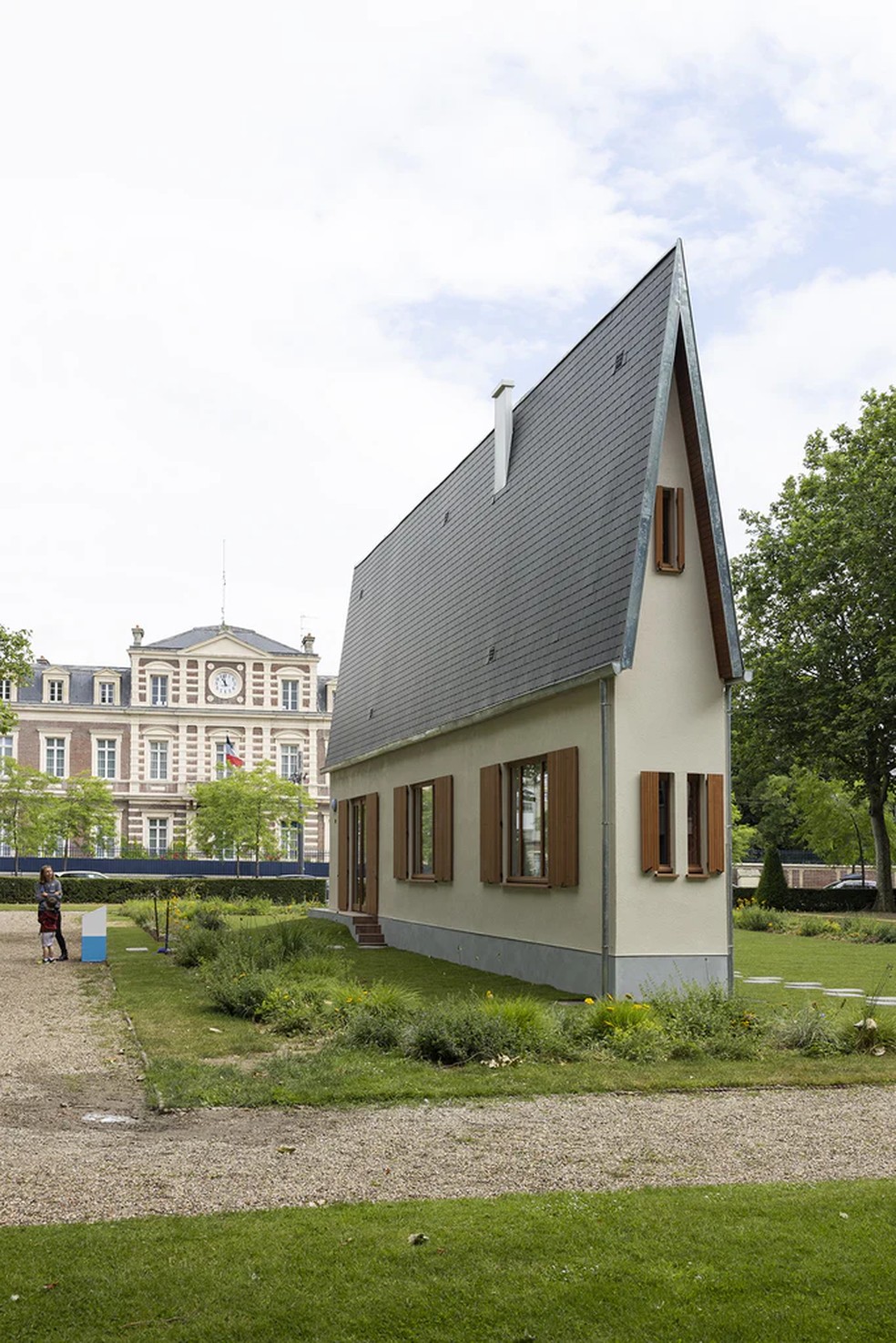 A Narrow House foi concebida como uma instalação de arte pelo austríaco Erwin Wurm — Foto: Konig Galerie / Elise Mougin-Wurm / Reprodução