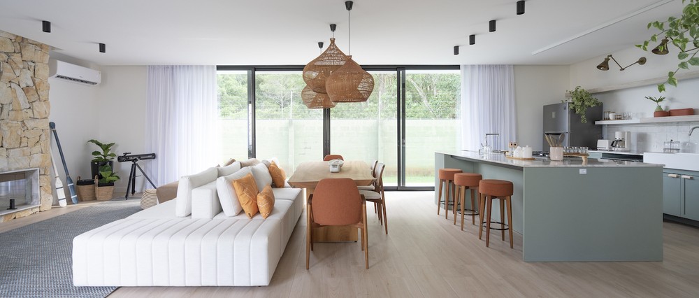 Casa tem áreas integradas e abertas para família ficar conectada à natureza