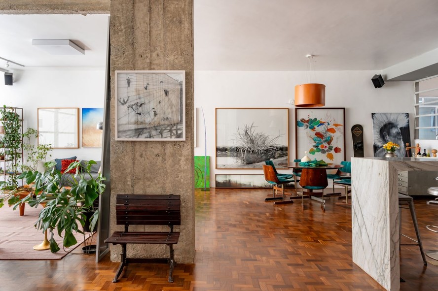 INTEGRAO | O living se tornou um espao multiplural, com a valorizao de elementos originais, como as vigas e os pilares descascados para exibir o concreto e o piso de taco de madeira, que foi restaurado. Encostada no pilar, carteira escolar  uma lembrana da me do morador