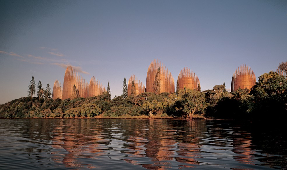 O centro com a arquitetura de Renzo Piano pode ser contemplado em Noumea — Foto: JOOZLy / Wikimedia Commons