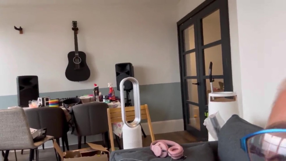 Sinéad O'Connor mostra sala de jantar "bagunçada" com violão pendurado na parede — Foto: Reprodução / Twitter