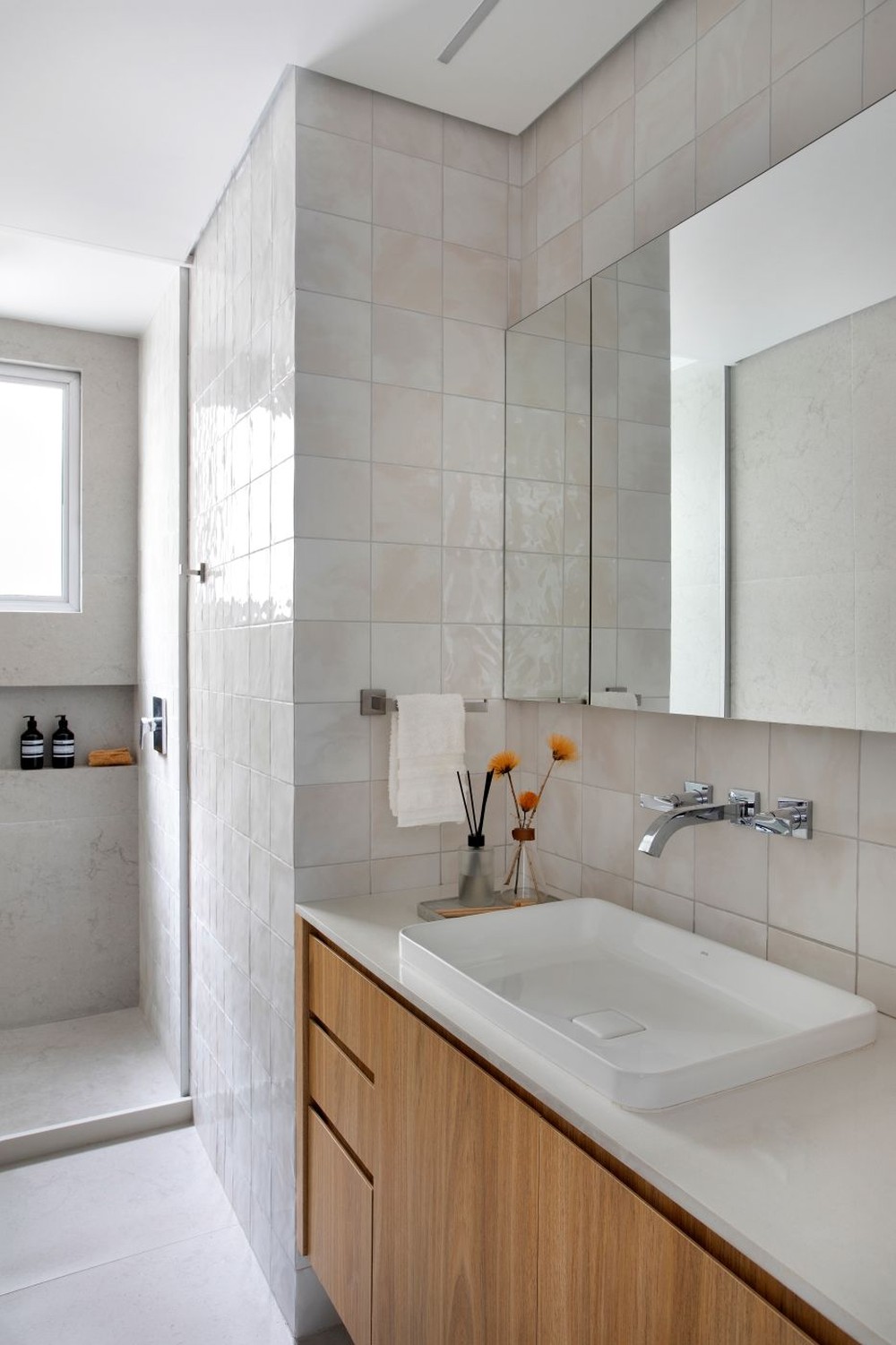 Azulejos no banheiro: tipos, como usar, dicas de cuidado e 25 inspirações