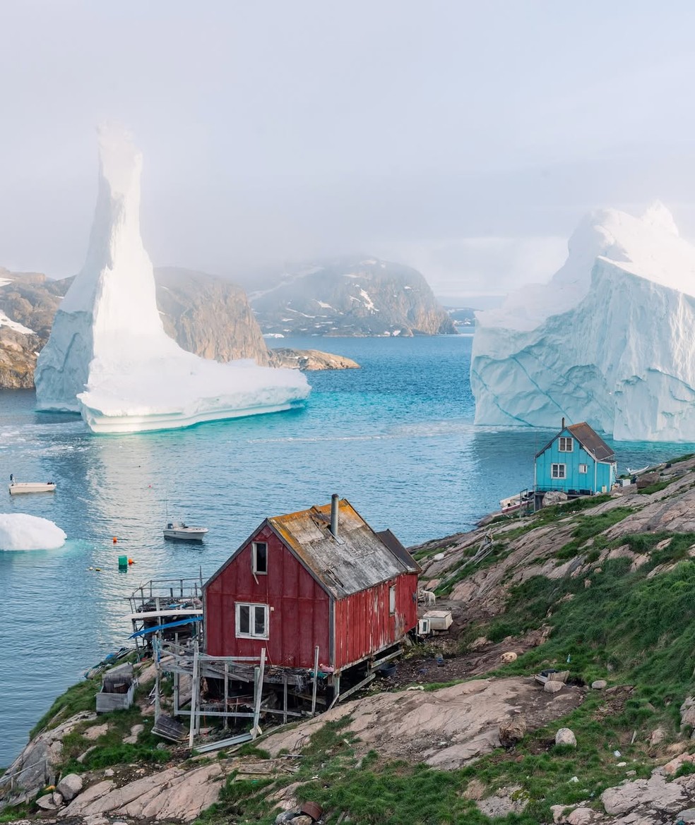 O iceberg se aproximou da vila de Innaarsuit durante uma noite, assustando os moradores na manhã seguinte — Foto: Instagram/@astrodenniina/Reprodução