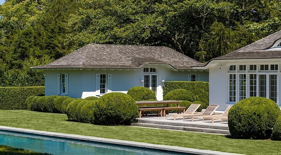 A propriedade nos Hamptons tem uma casa de hóspedes e piscina na área externa — Foto: Stephen Kent Johnson / OTTO / Reprodução