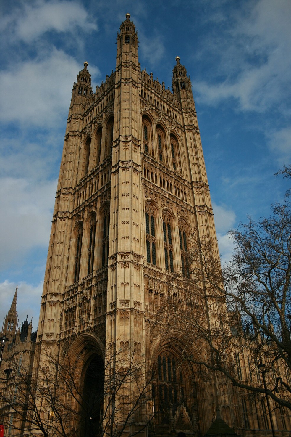 O pórtico da Victoria Tower, no Palácio de Westminster, serve como passagem para o monarca durante a abertura de sessão do parlamento inglês — Foto: Flickr / damo1977 / CreativeCommons