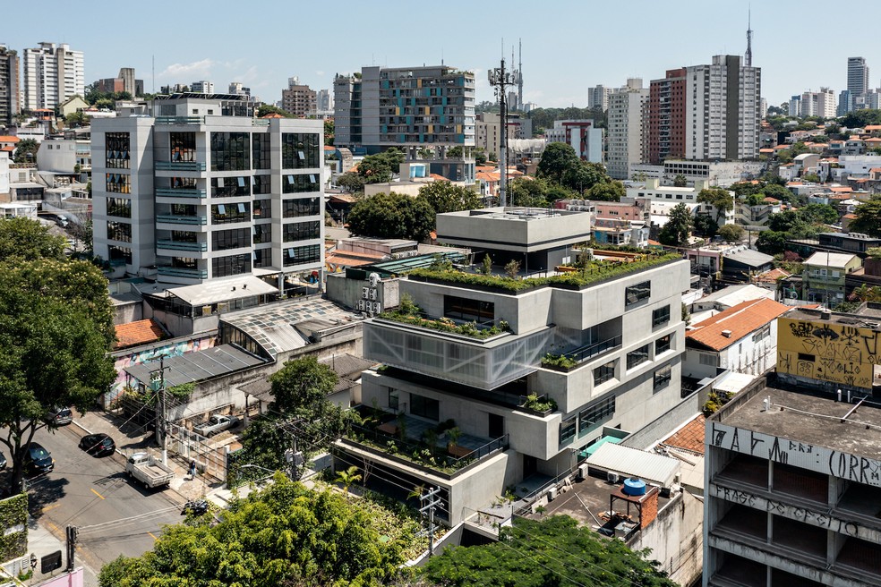 Visto de alto, o edifício Girassol se destaca em meio à paisagem da região — Foto: Fran Parente / Divulgação