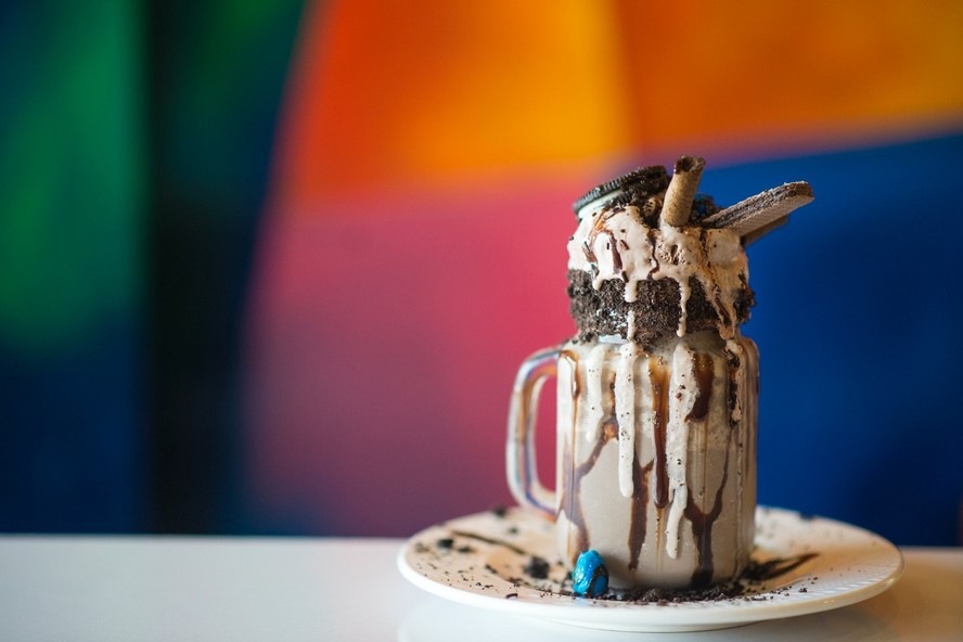 Feito a partir de sorvete, o milkshake fica ainda mais saboroso com ingredientes adicionais, como caldas e bolachas