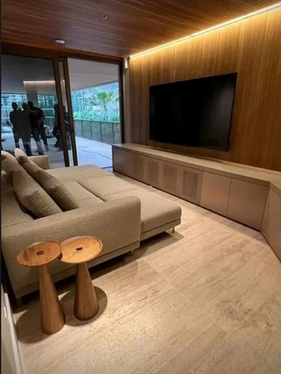 Sala de TV na mansão de Vini Jr. — Foto: Reprodução/Instagram