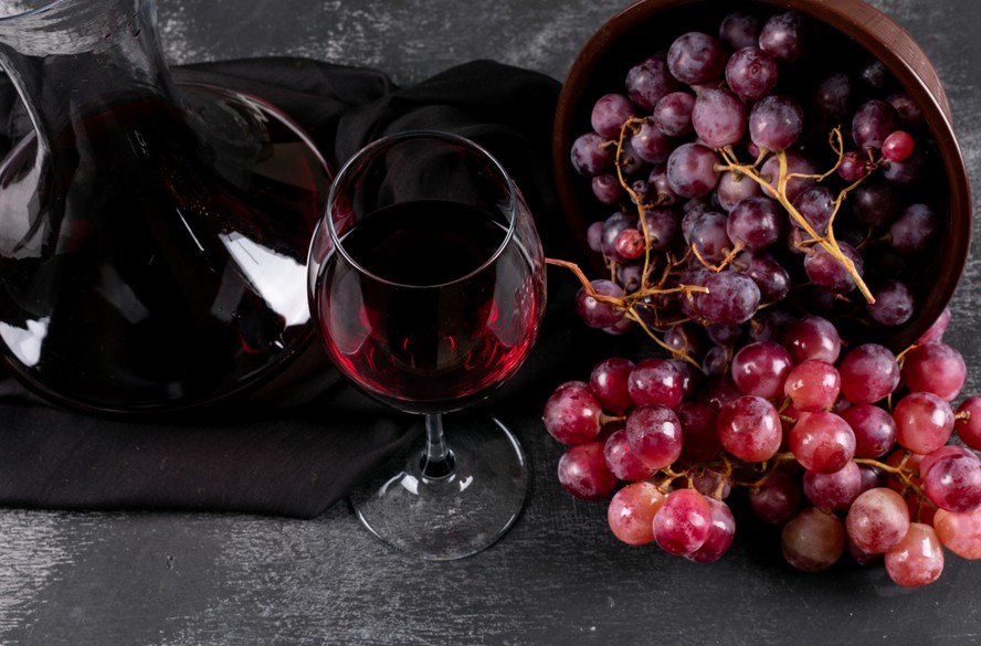A casca da uva garante características como cor, sabor e tanino ao vinho tinto