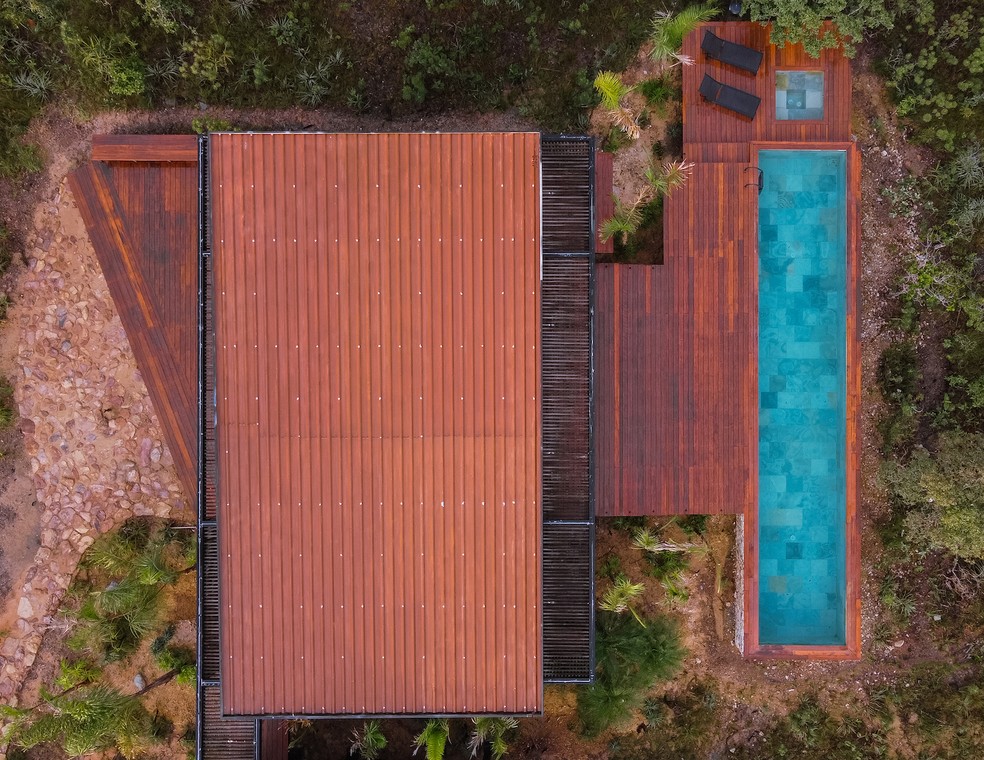 VISTA AÉREA | Olhando de cima, a paleta de cores da casa segue os tons do cerrado e parece mimetizada na paisagem — Foto: Bernardo Moreira / Divulgação