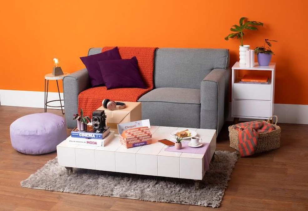 A capa para sofá pode também ser usada com almofadas no mesmo tecido. (Foto: Reprodução/Shoptime) — Foto: Casa e Jardim