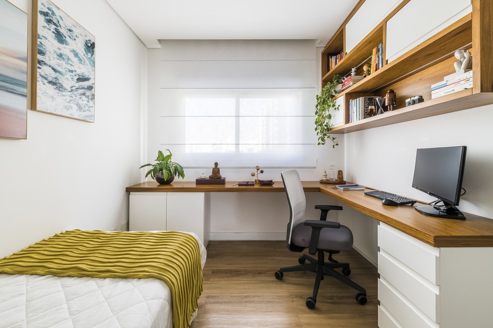 QUARTO DE HÓSPEDES | O ambiente funciona também como home office para maior aproveitamento do espaço. Cadeira é da Flexform — Foto: Renato Navarro / Divulgação