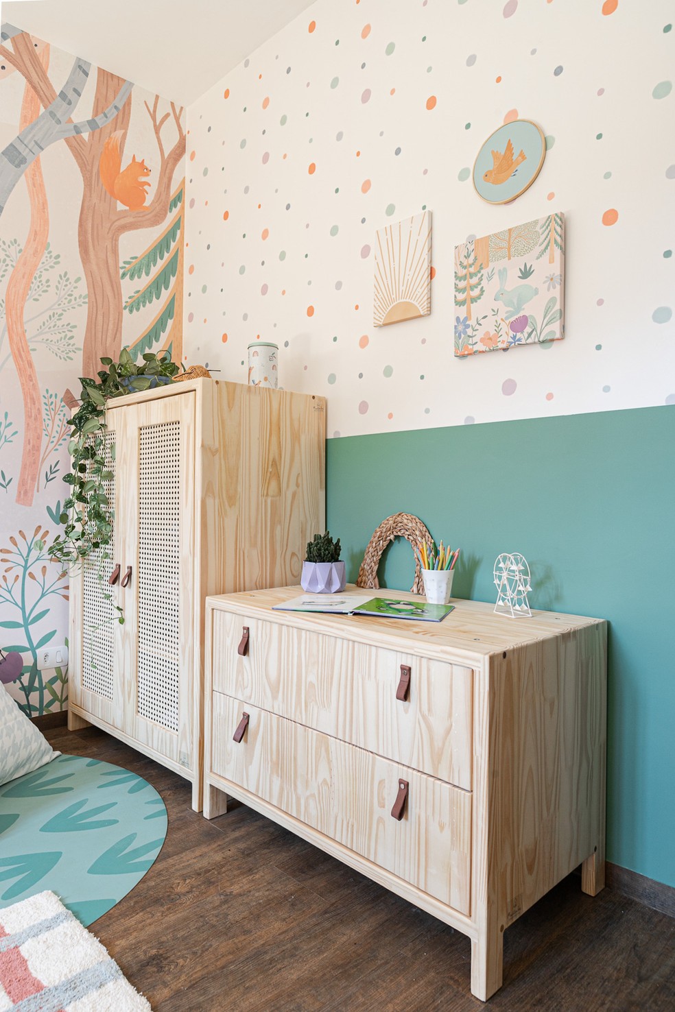 Os móveis de madeira são da Muskinha, como o armário Natu 2 em 1, que pode ser usado como uma peça só ou em duas: gaveteiro e armário — Foto: Gisele Rampazzo / Divulgação