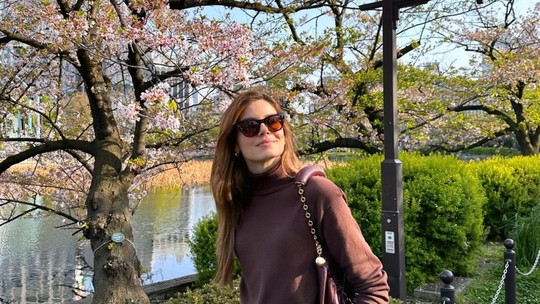 Camila Queiroz abre álbum de fotos de passeio em parque no Japão