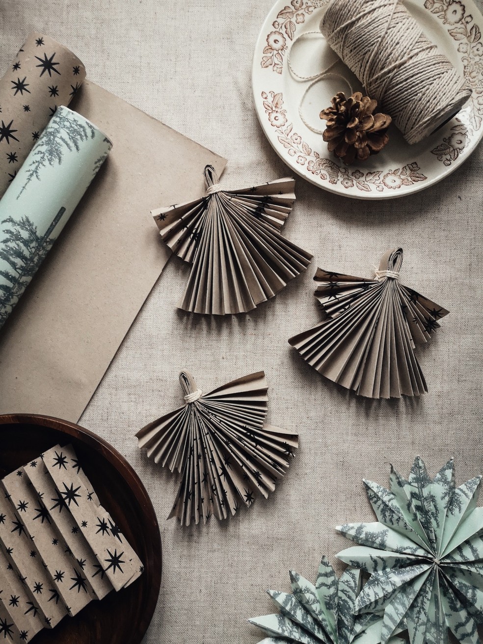 Folhas de papel podem se transformar nos mais variados enfeites de Natal por meio de dobraduras e recortes — Foto: Unsplash / Uliana Kopanytsia / Creative Commons