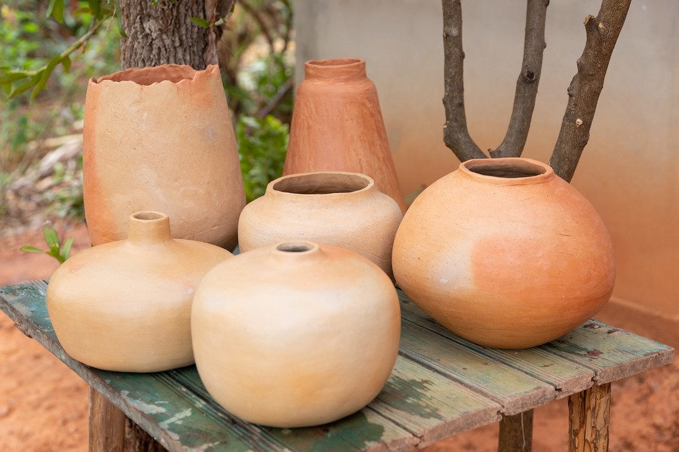 Vasos de barro feitos pelo artesão Getúlio, de Campo Alegre (MG) — Foto: Alexadre Disaro / Divulgação