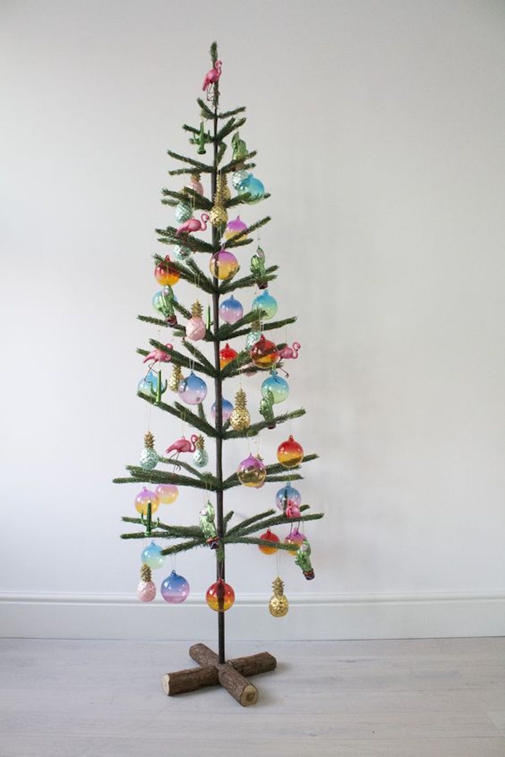Esbelta, esta árvore cabe em qualquer cantinho da sala sem atrapalhar a circulação — Foto: Pinterest / Reprodução