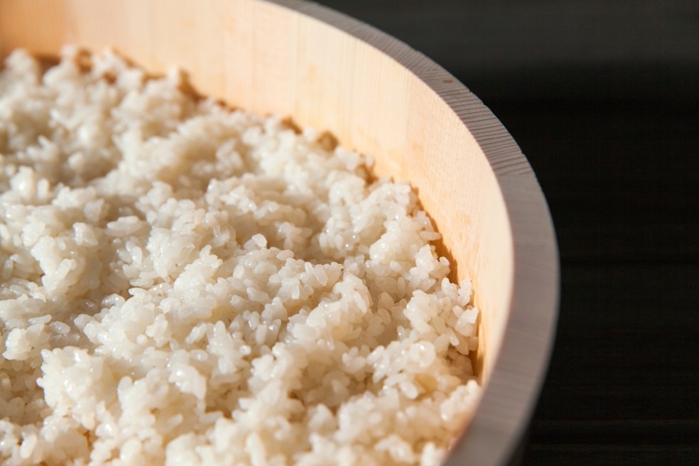 Para atingir a consistência ideal do shari, é necessário estar atento à lavagem do arroz, ao molho e à temperatura — Foto: Divulgação