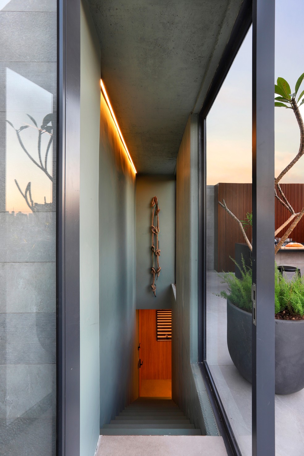 Aproveite ao máximo a luz natural, pois ela garante a reprodução mais fiel das cores, e use a iluminação artificial de forma estratégica para complementar. Projeto do Doma Arquitetura — Foto: Mariana Orsi/Divulgação