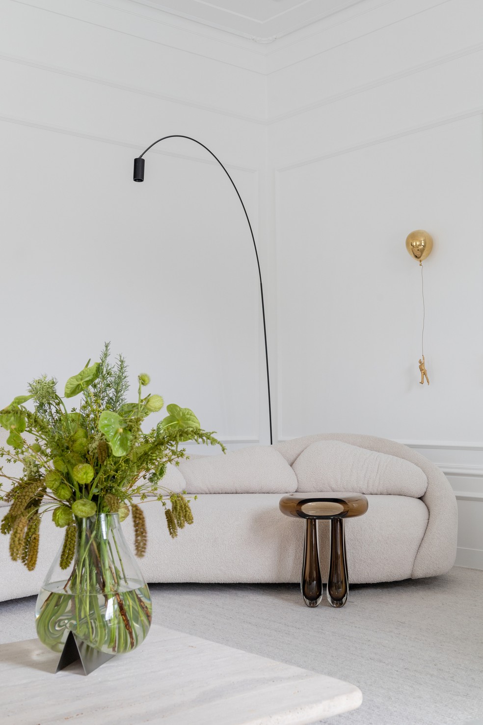 ÁREA SOCIAL | Sofá "Corcovado", de Victor Leite para a Firma Casa. Luminária de piso "Fox", do Nemo Design, na Dimlux. Quadro do acervo da família. Mesa lateral "Bulle", de Lucas Recchia. Mesa de centro desenhada pelo escritório de Romário Rodrigues e executada pela Marmoaria Delta Art. Tapete da By Kamy — Foto: Adriano Pacelli/Divulgação