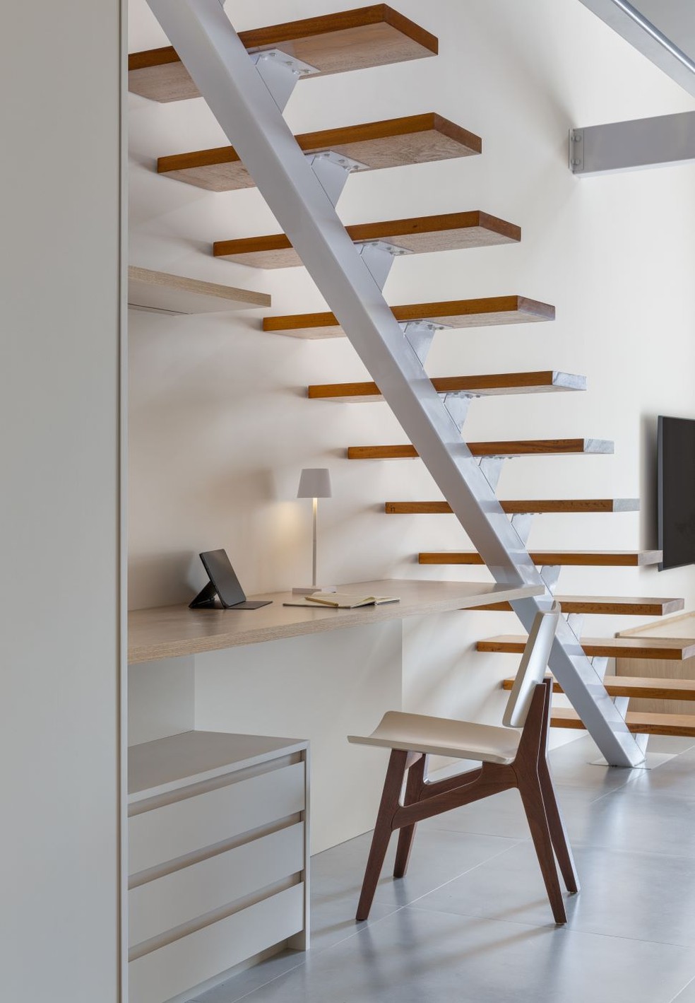 Minimalismo e aconchego marcam projeto de loft garden em Florianópolis