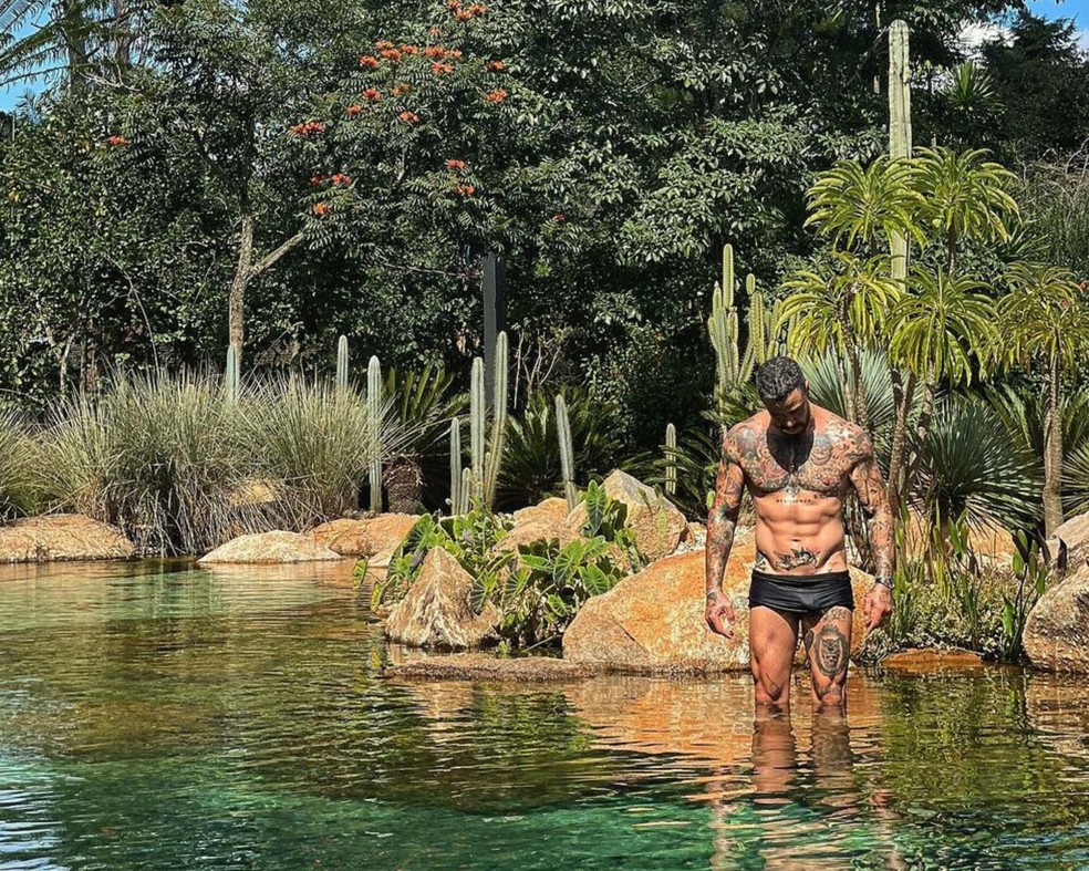 Felipe Titto no lago da sua mansão — Foto: Reprodução/Instagram