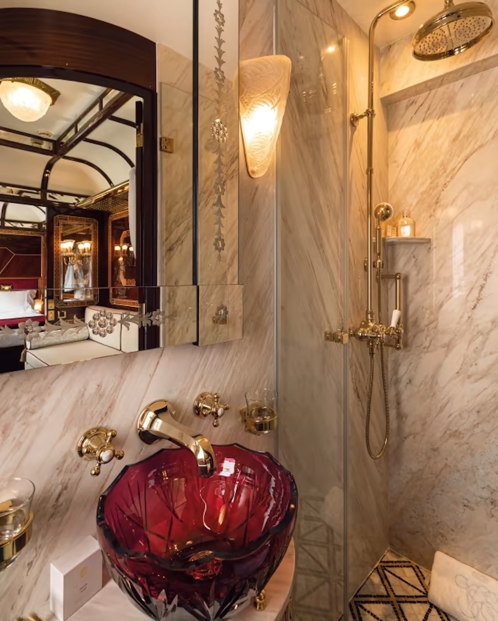 Ter uma ducha privativa durante uma viagem de trem é um dos luxos das Grands Suites do Orient Express — Foto: Belmond / Reprodução