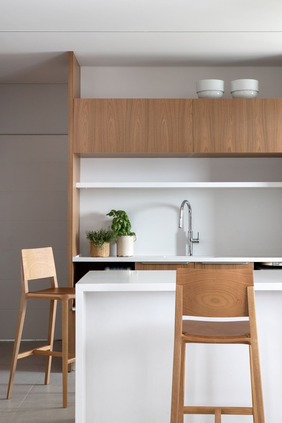 Minimalismo e unidade visual compõem cobertura dúplex em Curitiba