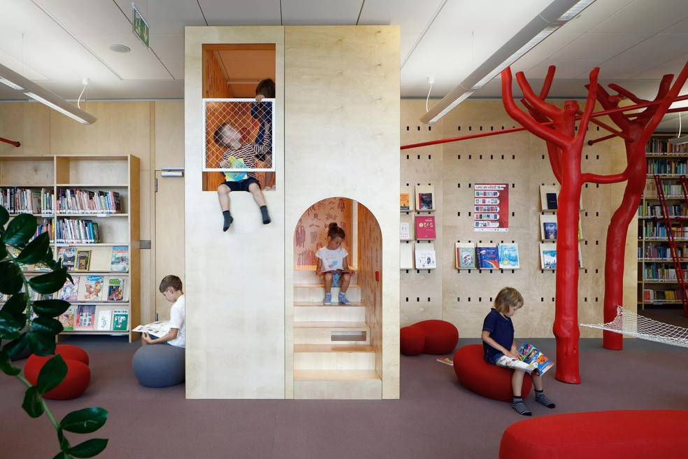 Sala de leitura para crianças na Letônia é colorida e ressalta os livros como protagonista (Foto: Reprodução / Archinect) — Foto: Casa e Jardim
