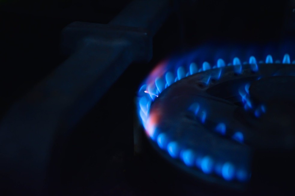 Depois que a válvula da panela de pressão começar a 'apitar', manter a panela em fogo elevado é apenas desperdício de energia — Foto: Unsplash / Avinash Shet / CreativeCommons
