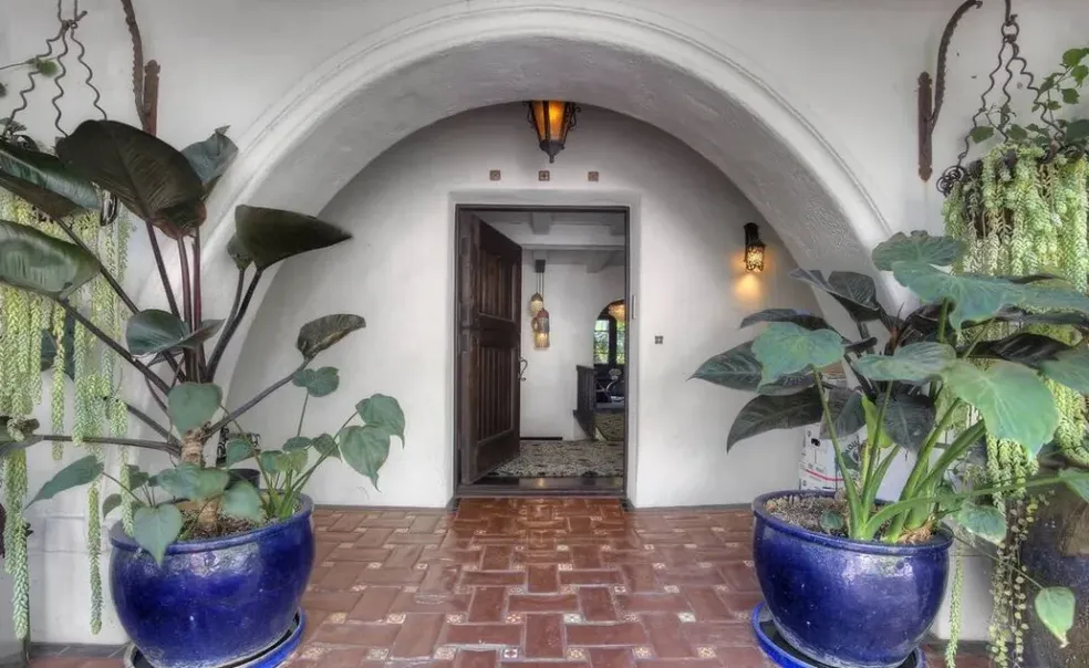 Johnny Galecki vende mansão em Los Angeles por R$ 60 milhões